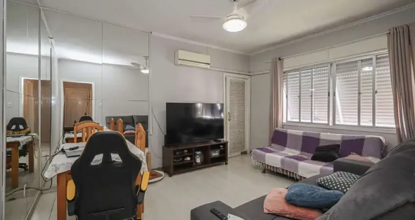 Com 2 quartos, 1 banheiro, opção do 2.º banheiro, e escritório,