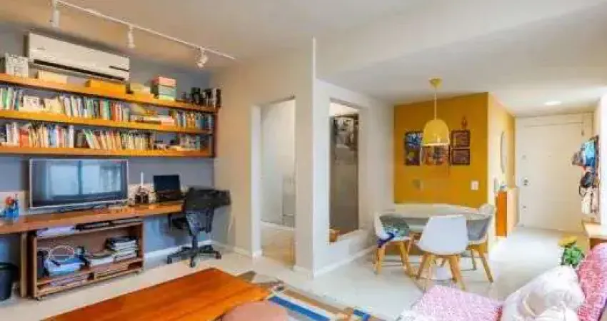 Apartamento Reformado dois dormitórios com Suíte 81m², reformado, amplo living, cozinha grande, churrasqueira.