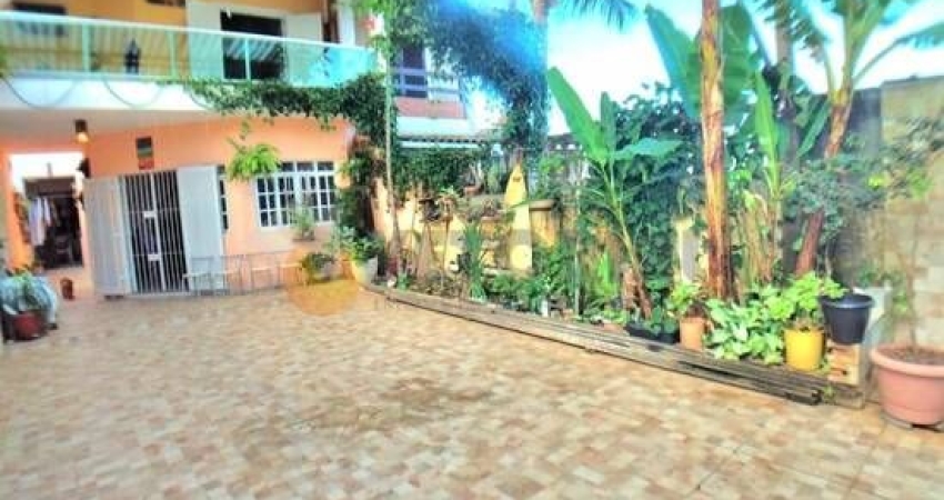 Lindo sobrado com edícula situado no bairro Massaguaçu a 200 metros de uma  das praias mais bonitas