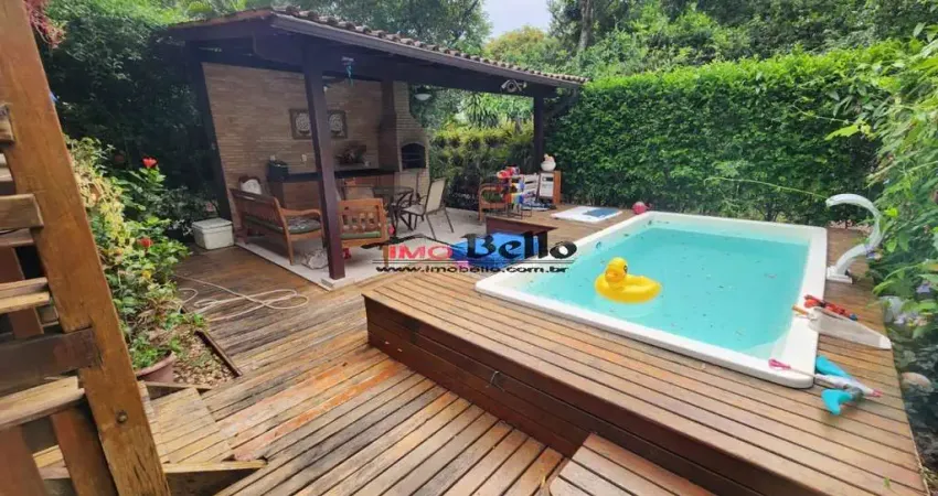 Casa no recreio dos bandeirantes-rj: 3 quartos, 3 suítes, 2 salas, 5 banheiros, 2 vagas de garagem, 240m² de área.