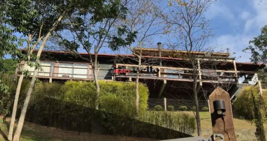 Casa de luxo em condomínio: 3 quartos, 3 suítes, 4 salas, 6 banheiros, 3 vagas de garagem, 400m² em Araras, Petrópolis-RJ!