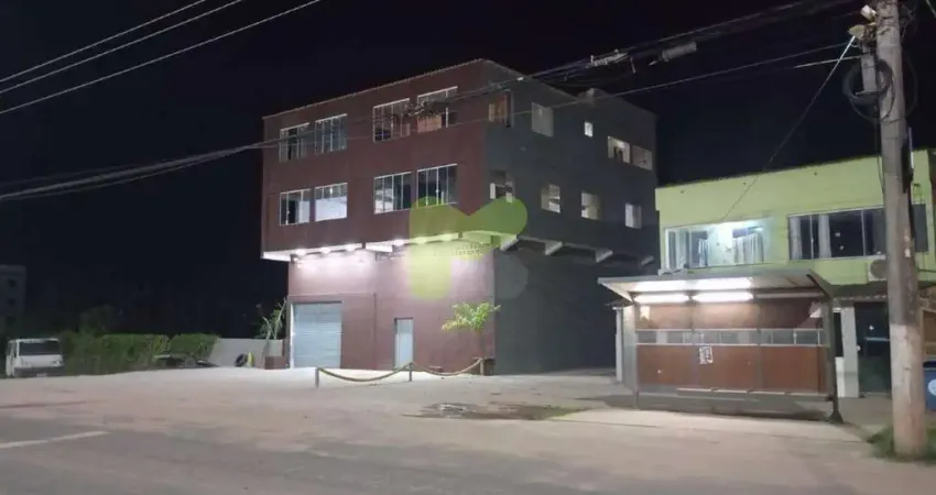 Prédio com loja pé direito 6mts e apartamentos, na estrada Linha Azul.