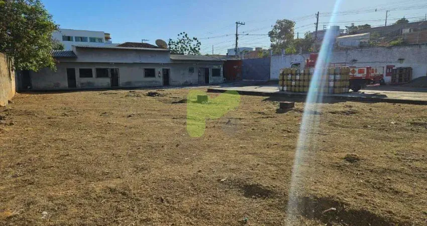 Área em Imboassica, com edificação e infraestrutura.