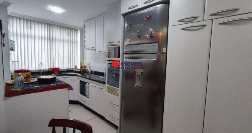 Apartamento quadra da praia 2 dormitórios reformado, porteira fechada, no Bairro José Menino