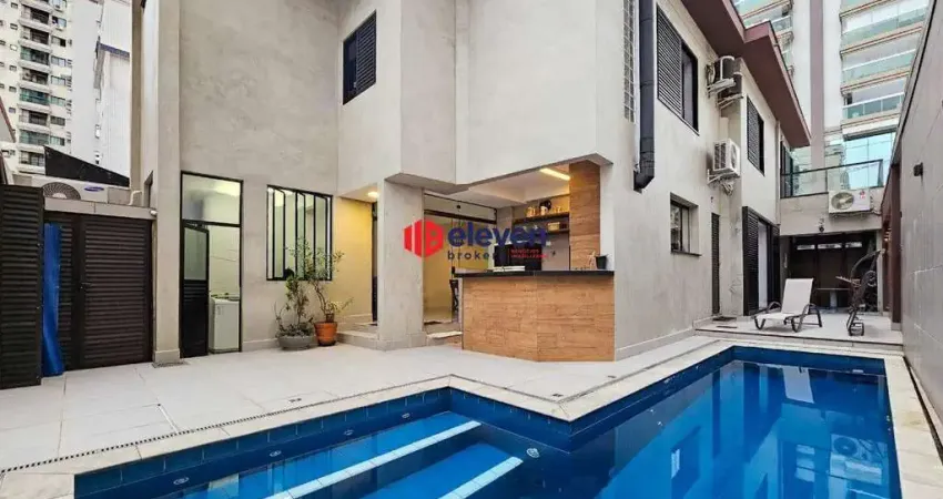 Exclusiva Casa de Alto Padrão na Pompéia, a 2 Quadras da Praia, com Piscina e Área Gourmet – Porteira Fechada!