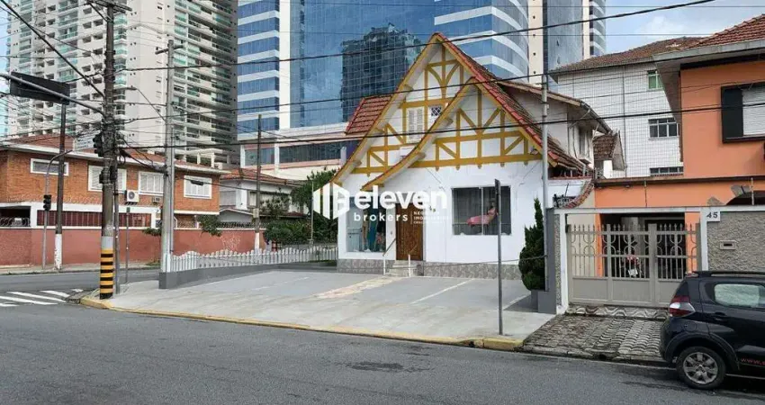 Casa Estilo Europeu na Aparecida — A 1 Quadra do Praiamar e 2 da Praia | 256m² | 3 Vagas | Versátil e Comercial