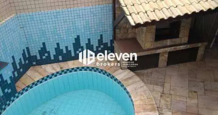 Oportunidade Única na Ponta da Praia – Casa Geminada com Piscina, Edícula e Excelente Espaço Interno