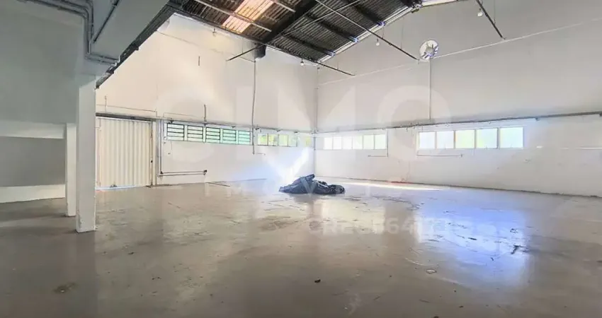 Galpão 800m² para locação c/ doca, salas e pátio – salto weissbach