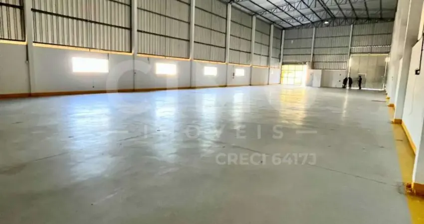 Galpão 600m² para locação em brusque com pé-direito alto e estacionamento