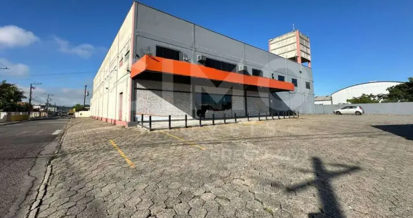 Galpão industrial para locação em itajaí com uma área construída 1.800 m²