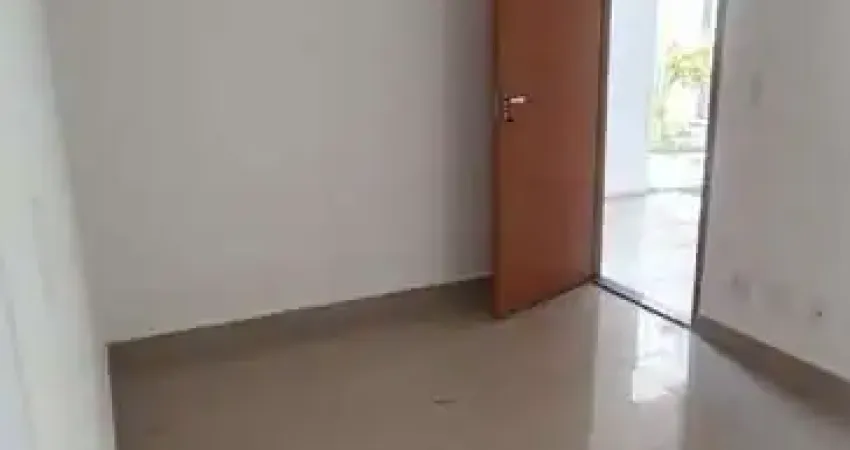 Apartamento Térreo, com 02 dormitórios, Frente ao Condomínio Jardim Oásis