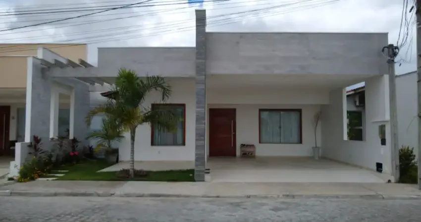 Casa á venda com 3 quartos e piscina em condomínio no Sim.