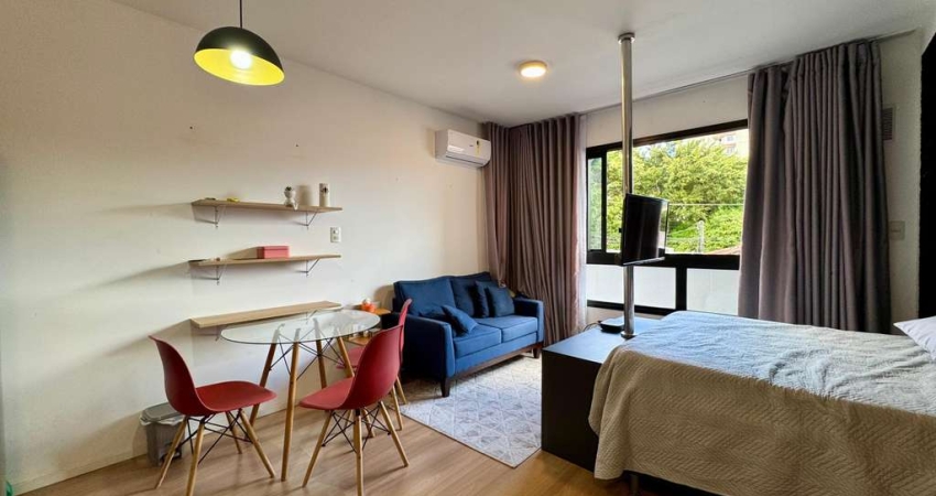 Studio aconchegante, semimobiliado e com garagem