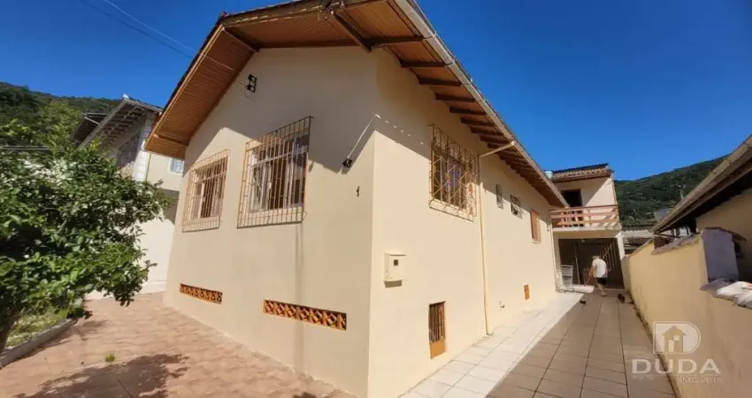 Casa com 3 quartos para alugar na Rua do Sarandi, Monte Verde, Florianópolis