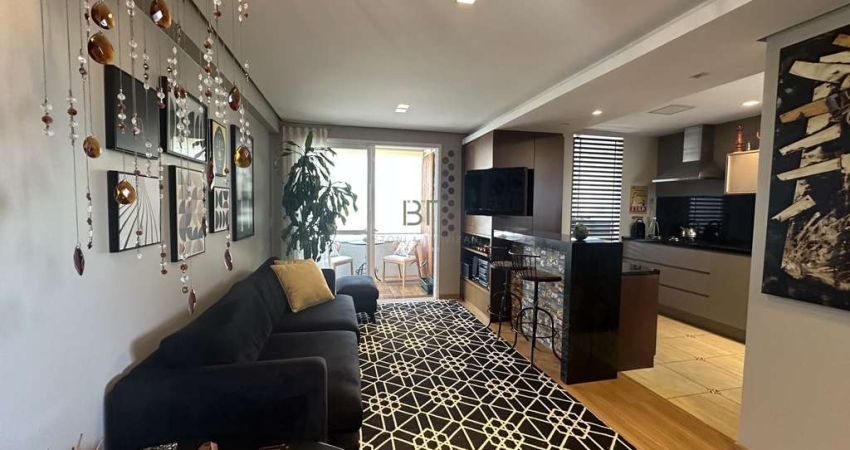 APARTAMENTO SEMIMOBILIADO COM 2 DORMITÓRIOS SENDO 1 SUÍTE E 2 VAGAS LADO A LADO