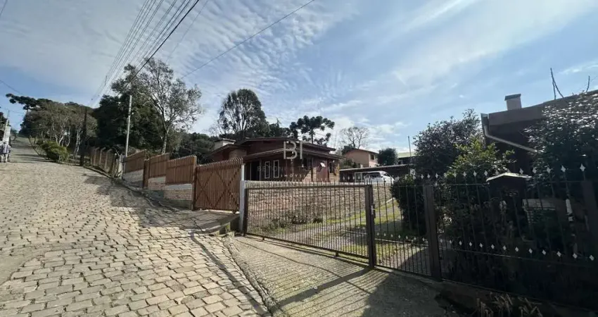 CASA COM 3 DORMITÓRIOS E TERRENO DE 420 M² PRIVATIVOS NO BAIRRO SÃO CRISTÓVÃO