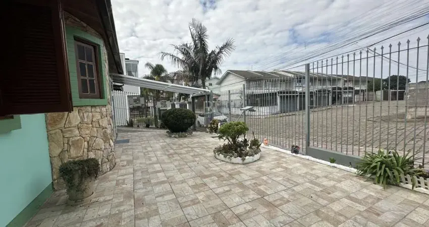 CASA COM 2 DORMITÓRIOS E PISCINA NO BAIRRO SANTA LÚCIA