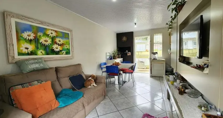 Sobrado de esquina com 03 dormitórios e pátio no bairro cinquentenário