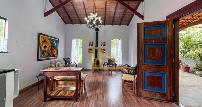 Casa linear com duas suítes dentro de condomínio em Teresópolis