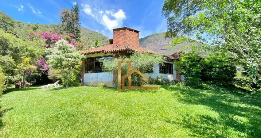 Casa com 4 dormitórios sendo 2 suítes à venda, 320 m² por R$ 1.350.000 - Iucas - Teresópolis/RJ