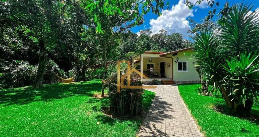 Casa linear com terreno plano de 3.100m² com lazer privativo em Teresópolis