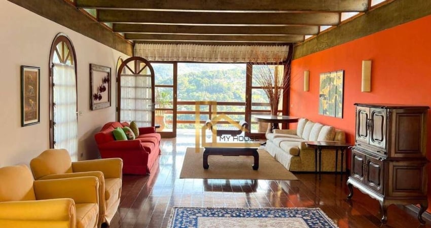 Casa com 4 suítes, vista livre para as montanhas e lazer completo - A 12 minutos do centro de Teresópolis