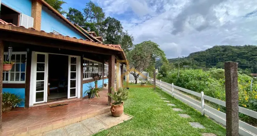 Casa com 5 dormitórios sendo 2 suítes à venda, 220 m² por R$ 990.000 - Golfe - Teresópolis/RJ