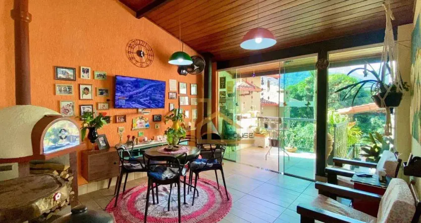 Aconchegante casa com 3 quartos em condomínio clube, com vista perene para a mulher de pedras em vargem grande teresópolis-rj.