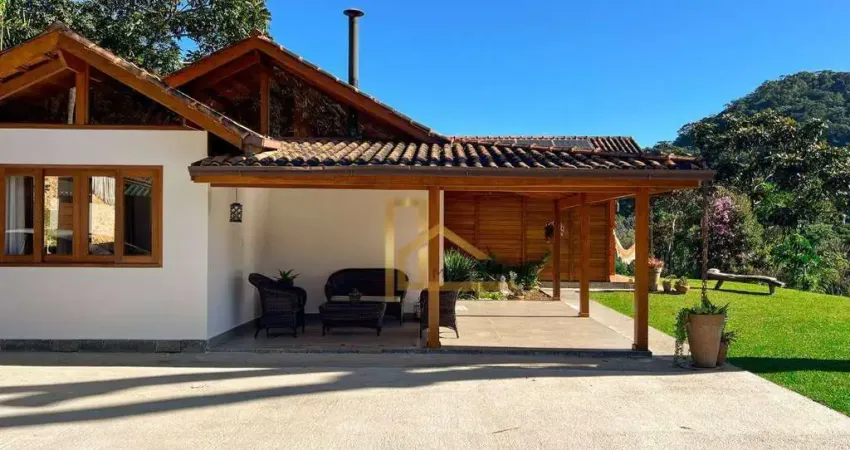 Casa Linear com 4 quartos e lazer privativo dentro de condomínio de Teresópolis