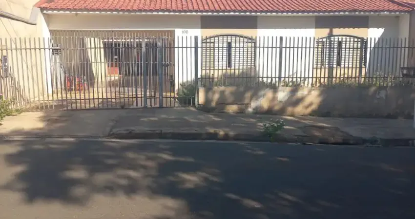 Casa de laje contendo 4  quartos/ suíte   bairro Jardim América.