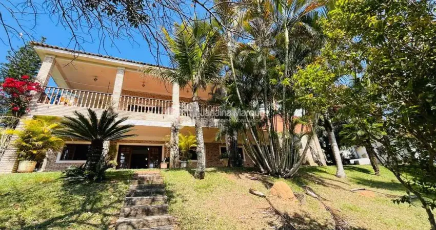 Chácara de Alto Padrão com 5 Dormitórios, Lareira e Estrutura para Eventos