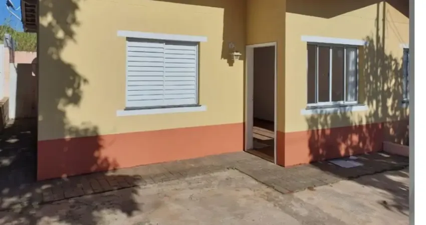 Alugo linda casa térrea  em condomínio com 2 dormitórios
