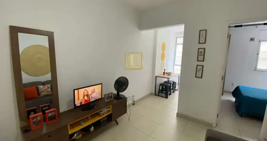 Apartamento quarto e sala reformado em prédio com boa infraestrutura no centro