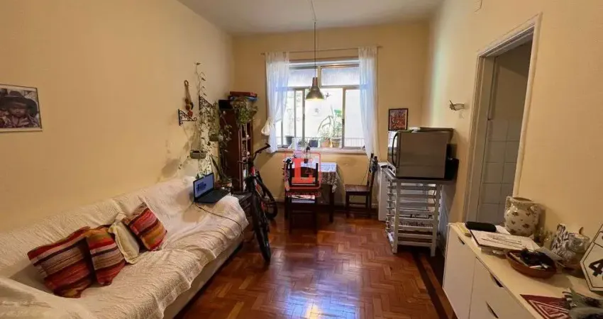 Apartamento  2 quartos+varandinha com 76m² na Rua Monte Alegre Santa Teresa