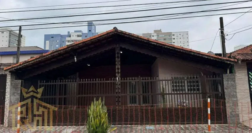 Casa isolada de  3 quartos (1 suíte) no bairro de Guilhermina em Praia Grande - SP