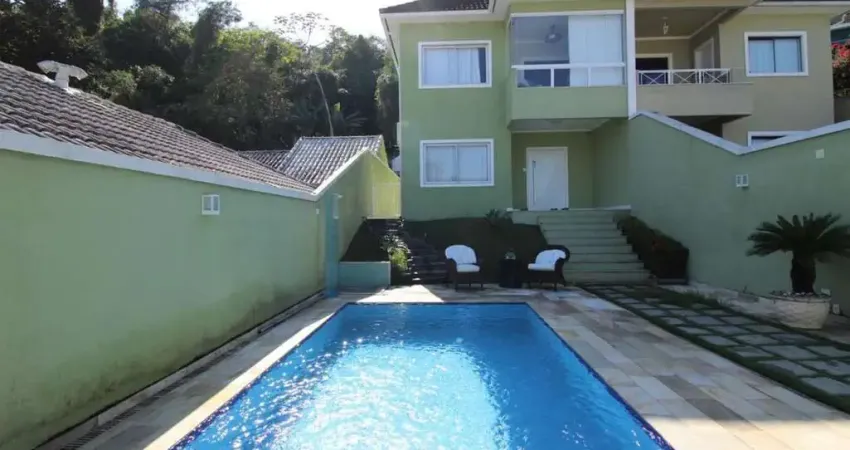 Casa no Condomínio Bosque dos Esquilos,  3 quartos, suíte e 2 vagas. Piscina.