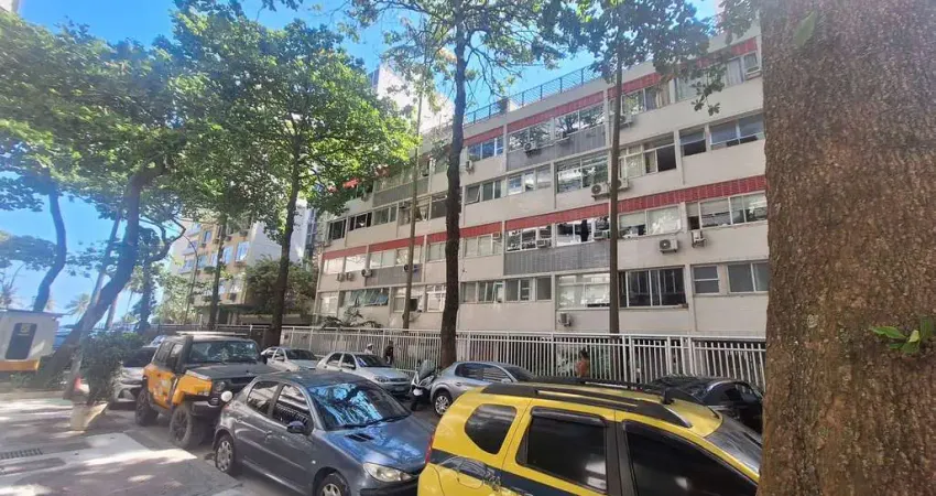 Triplex no Leblon, 2 quartos com varanda. vaga e portaria. 30 metros da praia