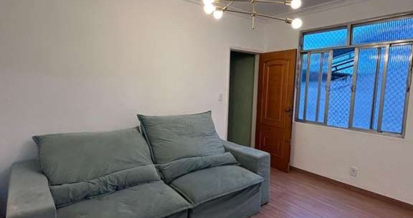 Amplo apartamento com 2 quartos, 80m a venda em Vista Alegre, Rua da Delegacia.