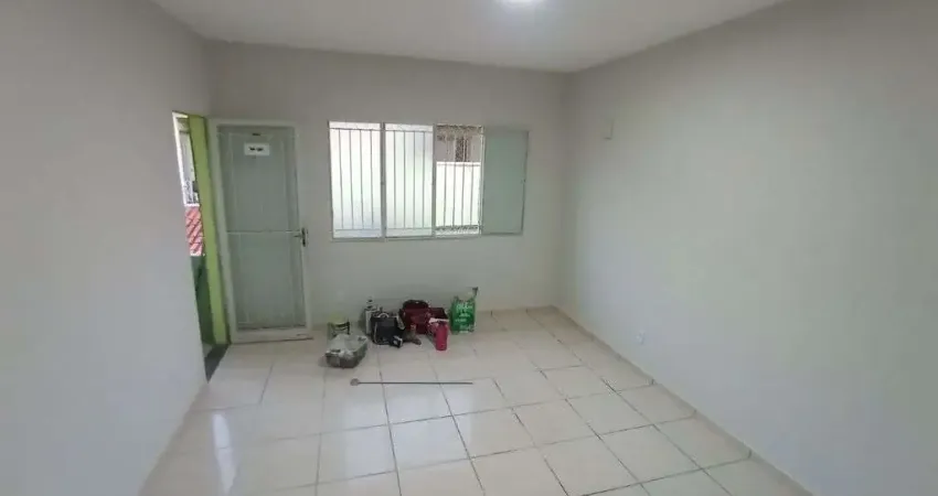 Casa de Vila, sem condomínio. Tipo condomínio fechado. 2 quartos com 1 vaga.