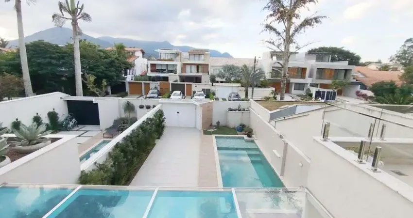 Rio Mar, Casa Com piscina e área gourmet. Espetacular com 3 vagas. Entrar morar.