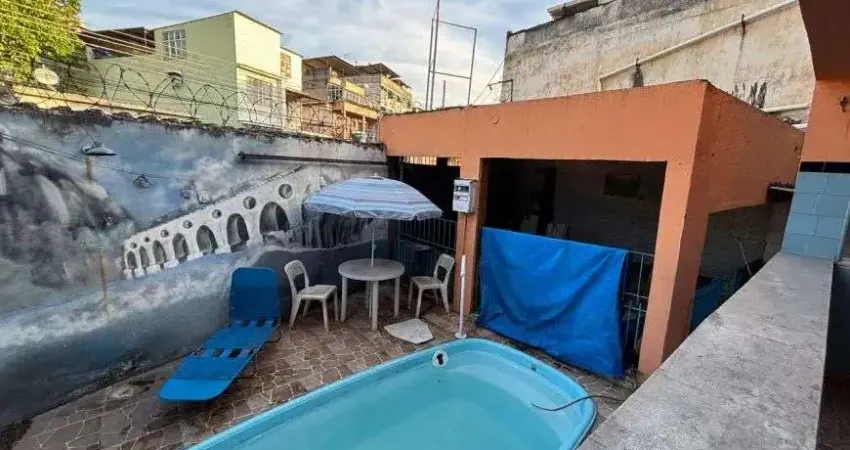 Casa com piscina e churrasqueira. terração e quintal coberto. duque de caxias.