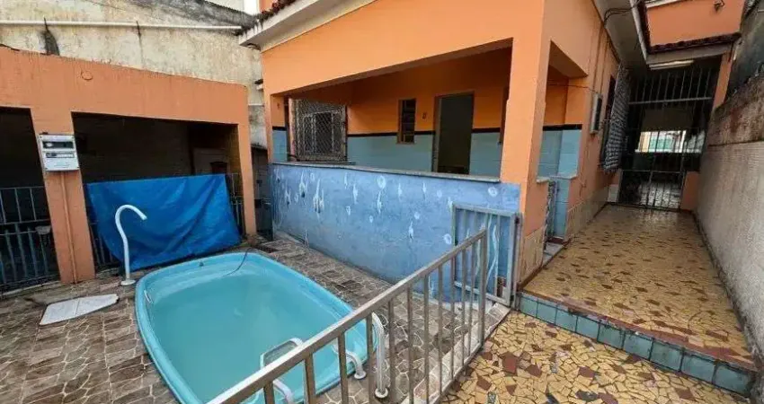 Casa com piscina e churrasqueira. terração e quintal coberto. duque de caxias.