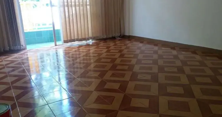 Apartamento a venda com 2 quartos, armários, varanda e vaga. Centro de Caxias.