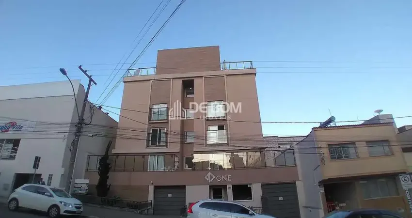 Apartamento parcialmente mobiliado e com quintal no centro de poços, rua assis figueiredo, com uma