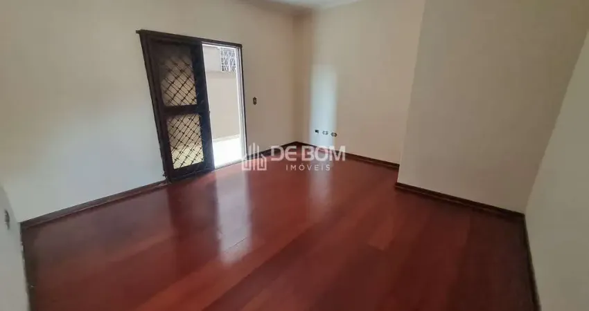 Apartamento para locação no Jardim Quissisana, com dois dormitórios, sendo uma suíte, e quintal pri