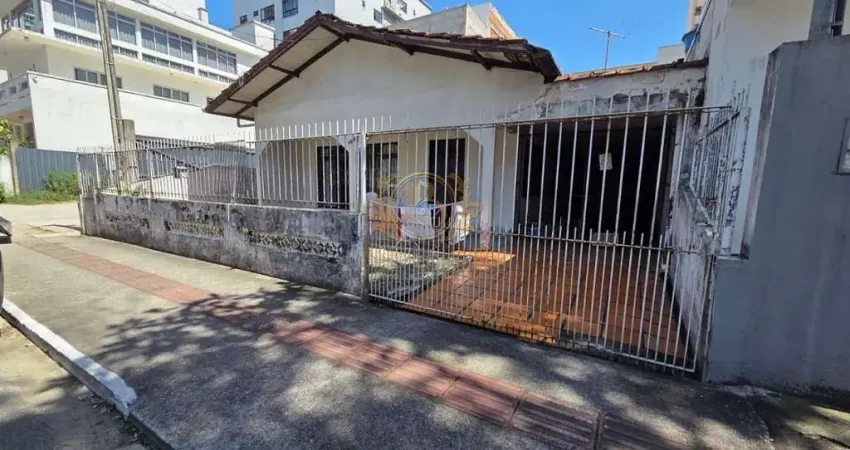 Situada em um excelente terreno/grande potencial para reforma ou construção próximo a av. dos estado em balneário camboriú - sc