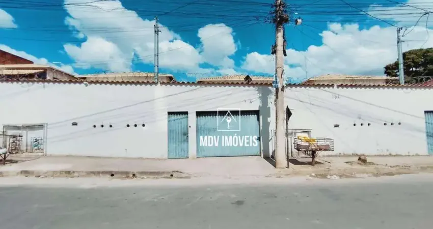 Casa 2 Quartos com belíssimo acabamento e armários planejados nos 2 quartos no São Benedito em Santa Luzia-MG
