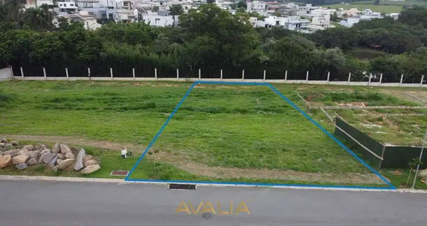 Lote em condomínio com leve declive - Fundo para mata