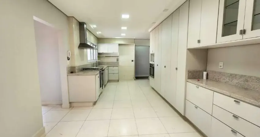 Residência espaçosa em uma das melhores avenidas da cidade!