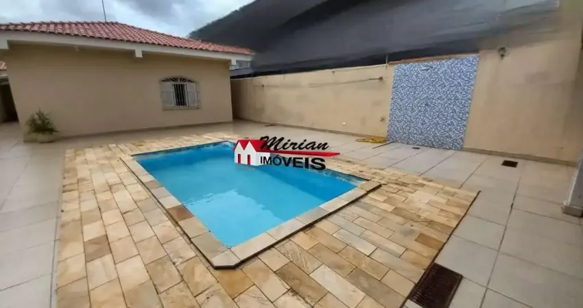 Casa térrea dos sonhos à venda no centro de peruíbe! 3 dts (1 suíte), sala 2 ambientes, cozinha, edícula, churrasqueira, piscina, 2 vagas